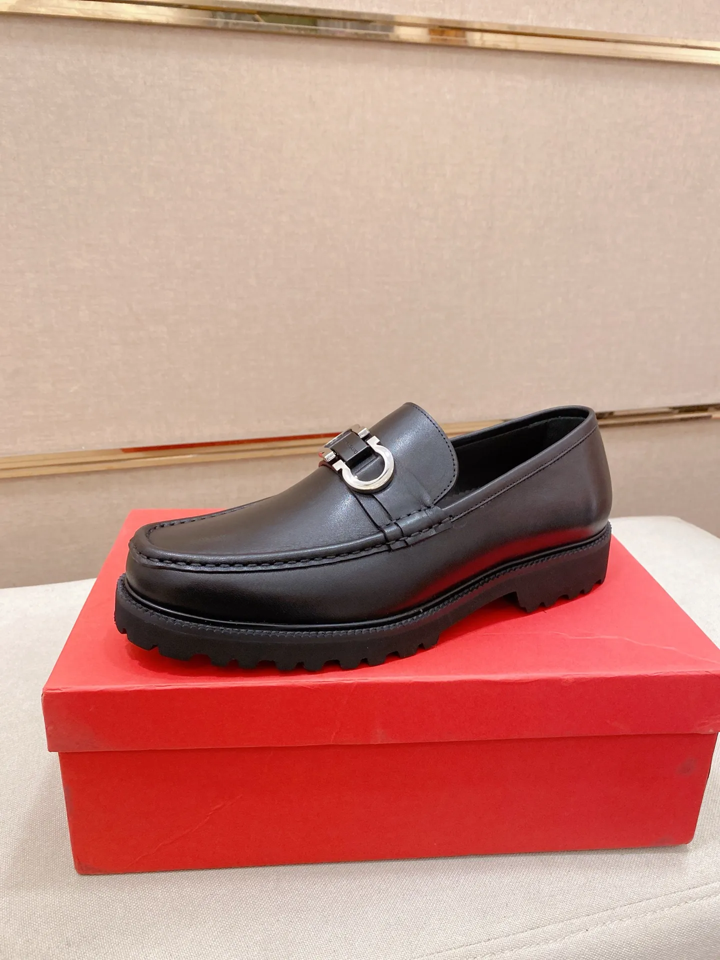 Men's shoes💰: 560💰 High version Ferragamo quality! 🆕🆕Exclusive hot-selling products in stock🔥🔥New products on the shelves, high-quality shoes, high-end driving shoes, with complete packaging! 💪 💪 Material: imported patented cowhide 🐂 + imported high-quality water-dyed cowhide lining + wear-resistant outsole 👍🏻👍🏻 Features: high-end and comfortable, purely handmade 🚀 🚀 Create the perfect shoes that suit you best 🔥 🔥 Size: (38-44) Can be customized 45 non-returnable!